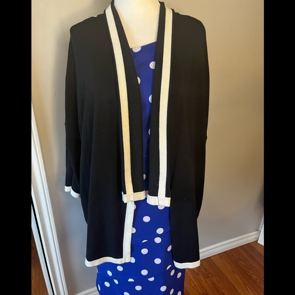 NWOT Chico’s Cape in Black and Cream! - Picture 3 of 9